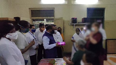 पुणे : बरे झालेल्‍या मनोरूग्‍ण महिलेचा आरोग्‍य मंत्र्यांशी इंग्रजीतून संवाद