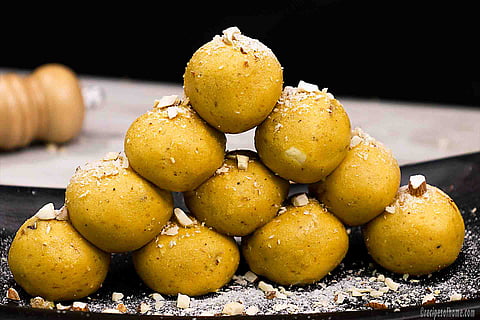Indian Food : खमंग बेसणाचे लाडू कसे तयार कराल?