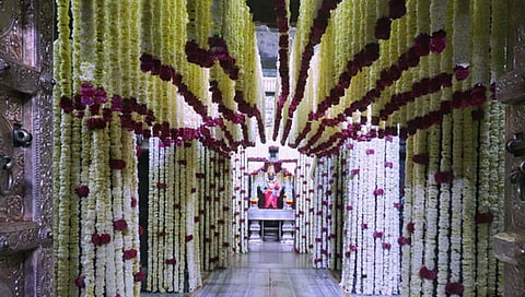 विठ्ठल रूक्मिणी मंदिर पुत्रदा एकादशीनिमित्त मनमोहक फुलांनी सजले  (फोटो)