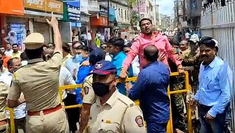 धुळे : भाजप- शिवसेनेचा राडा, दोन पोलिस जखमी
