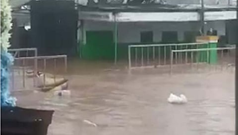 जळगाव : चाळीसगाव शहरातील उंचावर असलेल्या बमोशी बाबा दर्गामध्ये शिरले पाणी.
