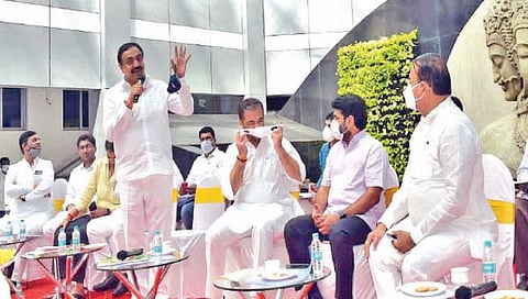 मुंबई ः बैलगाडी शर्यतीबाबत मंत्रालयात आयोजित बैठकीत बोलताना  जलसंपदामंत्री जयंत पाटील. बाजूस गृहराज्यमंत्री सतेज पाटील. 