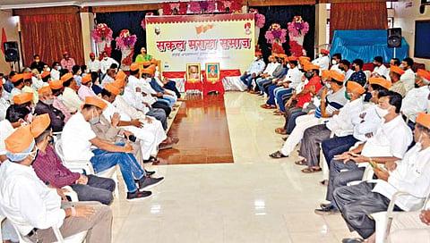 कोल्हापूर : सकल मराठा समाजाच्या वतीने सोमवारी राजारामपुरी येथील इंद्रप्रस्थ सभागृहात मराठा आरक्षण लढ्याची पुढील दिशा ठरविण्यासाठी व्यापक बैठक घेतली. यावेळी विविध क्षेत्रांतील मान्यवर मोठ्या संख्येने उपस्थित होते.(छाया : पप्पू अत्तार)