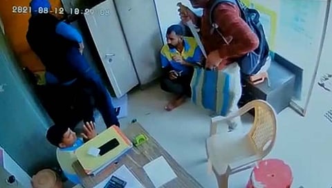 पिस्‍तुलाचा धाक दाखवून दिवसाढवळ्या पेट्रोल पंपावर दरोडा  