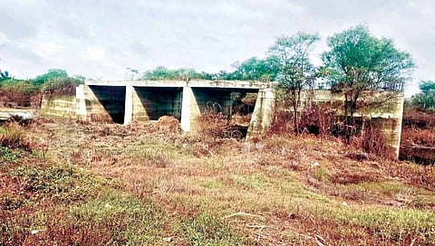 उदगाव : येथील बायपास महामार्गावरील अपूर्ण स्थितीतील पूल. 	(छाया : अजित चौगुले)
