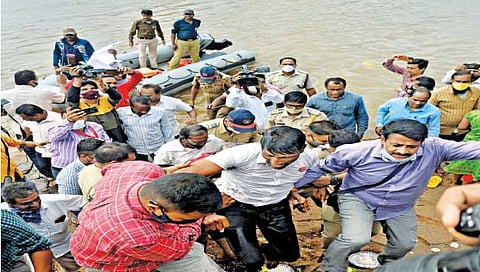 कोल्हापूर : पंचगंगा नदीत उड्या टाकलेल्या कार्यकर्त्यांना बाहेर काढत असताना पोलिस व ‘एनडीआरएफ’चे जवान. 