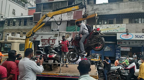 पुणे : वाहतूक पोलिसांची तालिबानी; दुचाकीस्‍वारालाही टोईंग व्हॅन मध्ये भरलं