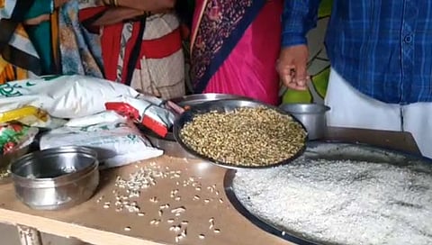 जावळी तालुक्यातील कुडाळ  येथील अंगणवाडीस फायबर प्लॅस्टिक मिश्रित तांदूळ पुरवठा करण्‍यात आल्‍याचे ग्रामस्‍थांच्‍या निदर्शनास आले. 
