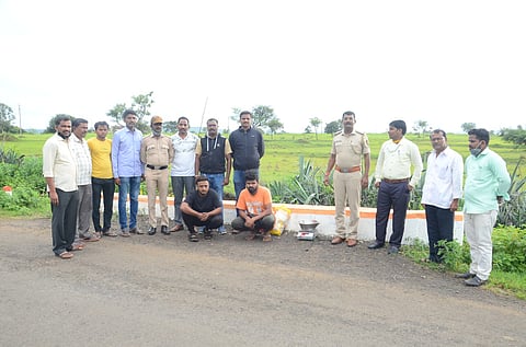 गांजा विक्री प्रकरणी  पकडण्यात आलेल्या संशयित आरोपासमवेत सीपीआय संगमेश शिवयोगी,तहसिलदार डॉ. मोहन भस्मे, एलसीबी पथकाचे हवालदार उदय कांबळे,पोपट ऐनापुरे,शेखर असोदे आदी. 