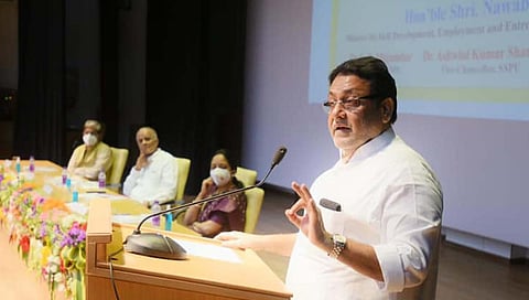 मंत्री नबाब मलिक म्‍हणाले, आरोप करण्याआधी आयपीएस अधिकारी फडणवीसांना भेटतात