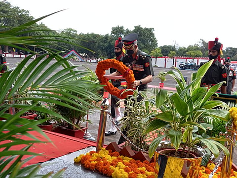 बेळगाव:  1971 मध्ये भारत पाक युद्धात शहीद झालेल्या जवानांना पुष्पचक्र अर्पण करताना ब्रिगेडियर रोहित चौधरी.
