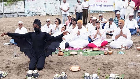 मुंबईत रंगकर्मींचे ‘प्रतिकात्मक पितृस्मृती आंदोलन’