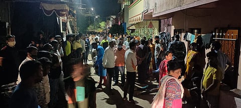 कोरेगाव भीमा येथे सेफ्टीक टँकमध्‍ये तरुण पडल्‍यानंतर  नागरिकांनी घटनास्‍थळी गर्दी केली होती. (छाया : सुनील भंडारे पाटील )