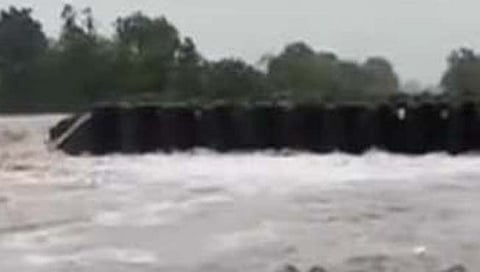 औरंगाबाद : मुसळधार पावसामुळे हतनूर बंधारा फुटला  