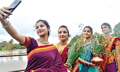 कोल्हापूर : गौराई घेऊन जाताना महिला-मुलींनी आवर्जून सेल्फी घेतला. 