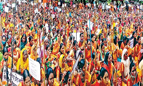 मायक्रो फायनान्स विरोधात आंदोलन : महिलांचा भर पावसात सात तास ठिय्या