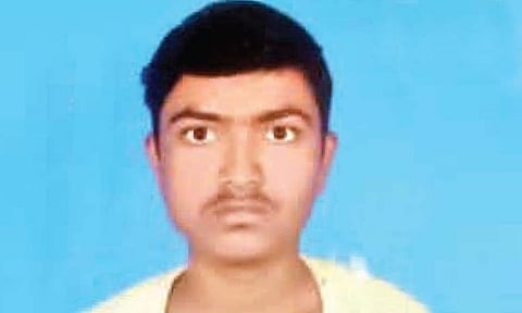 सोलापूर : गणपतीचे विसर्जन करत असताना एक युवक वाहून गेला