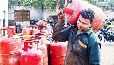 Gas : घरगुती गॅस सिलेंडर दरात २५ रुपयांची वाढ