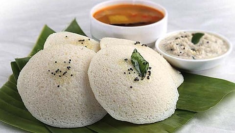 Idli recipe : मऊ आणि स्पंजी इडली कशी कराल? 