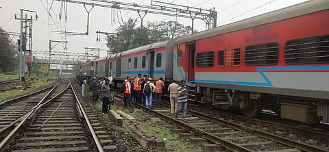 लोणावळा रेल्वे स्थानकाजवळ इंदूर-दौंड एक्‍स्‍प्रेसचे दोन डबे घसरले