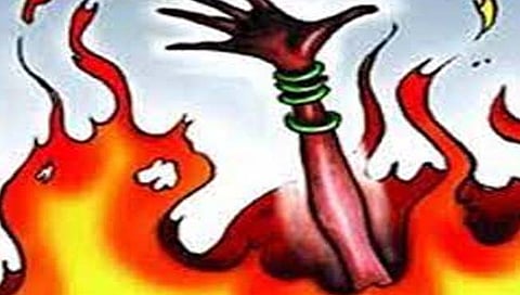 धुळे : जेवताना झालेल्या वादातून महिलेला पेटवून ठार करणाऱ्या महीलेस जन्मठेप