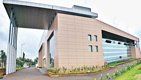 दै. ‘पुढारी’च्या सर्व प्रिंटिंग प्रेसमध्ये अद्ययावत मशिनरी बसविण्यात आली आहे.  