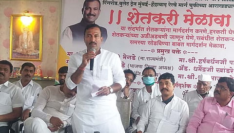 पीएमआरडीए  आराखडा विरोधात आयोजित शेतकरी मेळाव्यात मार्गदर्शन करताना माजी मंत्री संजय (बाळा) भेगडे
