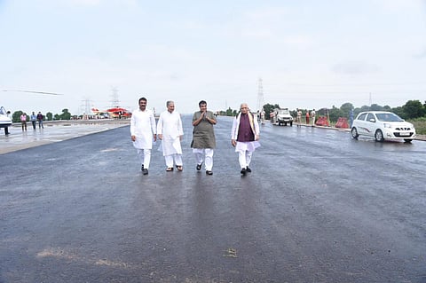 केंद्रीय रस्‍ते वाहतूक व महामार्ग मंत्री नितीन गडकरी यांनी 
दिल्ली-मुंबई एक्सप्रेस वेच्‍या कामाचा आढावा
घेतला. 
