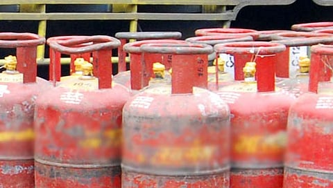 LPG cylinder prices : गॅस सिलिंडर महागला! दरात १०५ रुपयांची वाढ