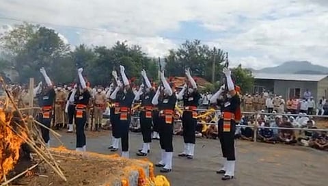 सातारा : शहीद जवान सोमनाथ मांढरे यांच्यावर शासकीय इतमामात अंत्‍यसंस्‍कार