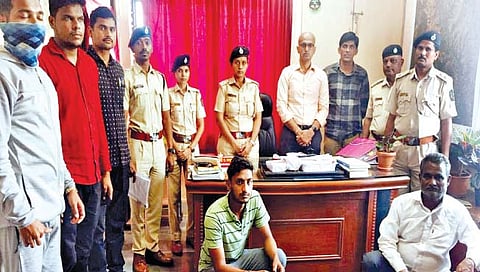 कडेगाव ः घोरपडीची शिकार करून मांस खाल्ल्याप्रकरणी वनविभागाने  दोन संशयितांना ताब्यात घेतले.