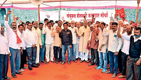 कोल्हापूर : केंद्रातील भाजप सरकारच्या विरोधात बिंदू चौक येथे घोषणा देताना विविध पक्षांचे कार्यकर्ते व पदाधिकारी.  (छाया : पप्पू अत्तार)
