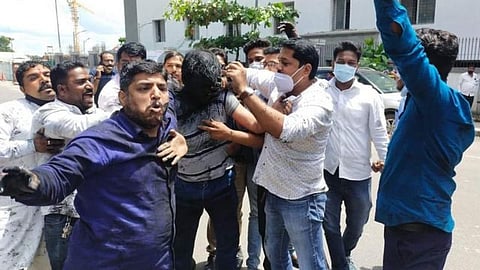 पोलिसांनी जेरबंद केलेला ‘लखोबा लोखंडे’ आहे तरी कोण?