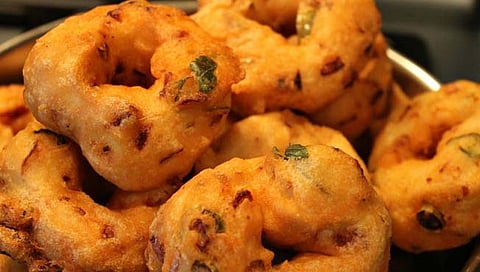 Medu Vada : कुरकुरीत मेदू वडा कसा तयार कराल? 