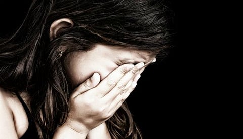 पुणे : अल्पवयीन मुलीवर अत्याचार; आरोपी पोलिसांच्या ताब्यातून पळाला
