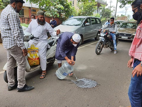 अँटी स्‍पिटिंग मुव्हमेंट कडून थुंकी बहाद्दरांना अद्दल, कोल्हापुरात प्रबोधन