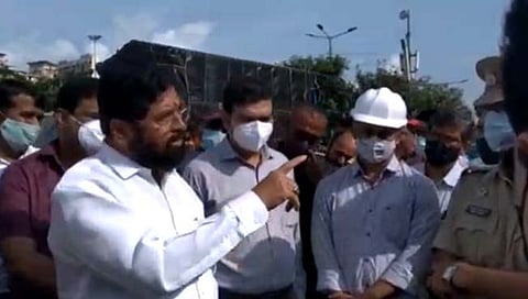 खड्ड्यांवरून पालकमंत्री एकनाथ शिंदे यांनी अधिकाऱ्यांना धरले धारेवर