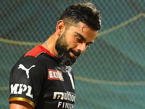 IPL : विराट कोहली याने आरसीबी कर्णधारपद सोडण्याचा का घेतला निर्णय?
