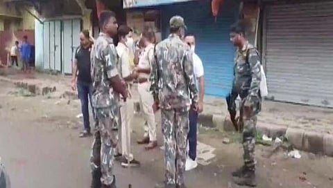 पश्‍चिम बंगाल भाजप उपाध्‍यक्ष अर्जुन सिंह यांच्‍या घराबाहेर कडेकोट पोलिस बंदोबस्‍त तैनात करण्‍यात आला आहे. 