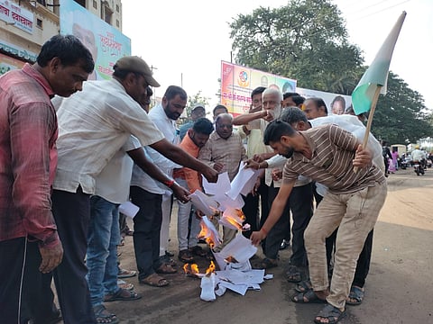 अब्दुललाट येथे शासन निर्णयाची होळी करण्यात आली. 