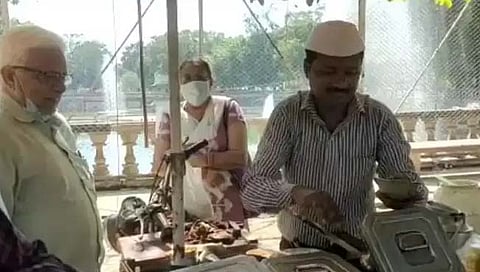 चाट पापडी विकणारे गौरव गुप्ता दिसतात मुख्यमंत्री अरविंद केजरीवाल यांच्यासारखे!