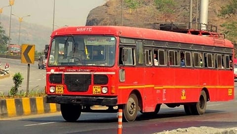 ST bus strike : संपात एसटी आणणाऱ्या चालकाला भरल्या बांगड्या