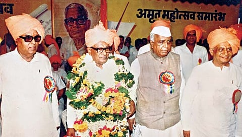 ‘पुढारी’कार ग. गो. जाधव तथा आबा यांच्या अमृतमहोत्सव सत्कार समारंभातील क्षण. 
छायाचित्रात डावीकडून वसंतदादा पाटील, आबा, यशवंतराव चव्हाण व ना. ग. गोरे. 
पाठीमागे अनंतराव पाटील, रंगा वैद्य, इत्यादी सर्व ज्येष्ठ संपादक.