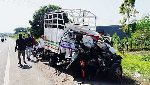 नगर-कल्याण महामार्गावरील आळे गावाच्या हद्दीत टेम्पो आणि पिकअपची समोरासमोर धडक होऊन झालेला अपघात. (छाया : जहीर चौगुले)