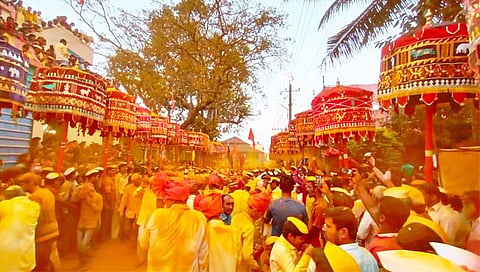 आपाचीवाडी : यात्रा समाप्ती दरम्यान सोमवारी कुर्ली-वाडी येथील नाथांच्या पालख्यासोबत निघालेला सबेना सोहळा. (छाया : मंगेश डिजिटल) 