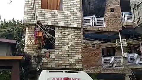 दिल्लीतील ओल्ड सीमापुरी भागात सोमवारी मध्यरात्री लागलेल्या आगीने एकाच कुटुंबातील चार लोकांचा बळी घेतला. 
