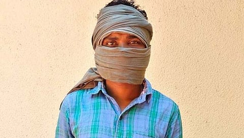 दोन लाखांचे बक्षीस असलेला नक्षलवादी अजय हिचामी याला पोलिसांनी जेरबंद  केले. 