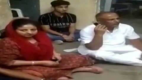 मद्‍यप्राशन केलेल्‍या नातेवाईकाच्‍या सुटकेची मागणी करत काँग्रेसच्‍या आमदार मीना कंवर यांनी पतीसह पोलिस ठाण्‍यातच जमीनवर बसून धरणे आंदोलन केले. 
