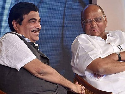 पुणे विमानतळावर शरद पवार- गडकरी यांची भेट