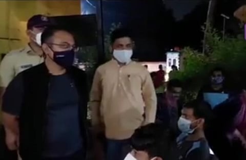 पुणे : जिल्हाधिकारी राजेश देशमुख यांची लसीकरण केंद्राला मध्यरात्री भेट